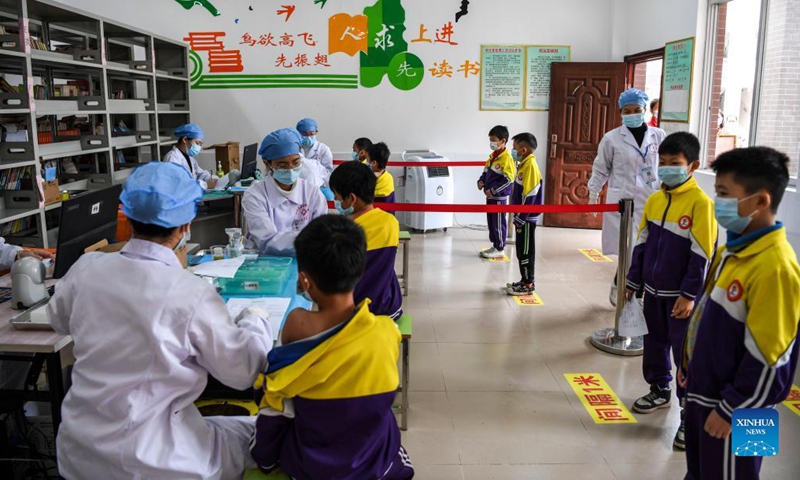 Pupils get inoculated with the COVID-19 vaccines at Weiming elementary school in Weiming Village, Shinan Township, Xingye County, south China's Guangxi Zhuang Autonomous Region, Nov. 18, 2021. Photo: Xinhua