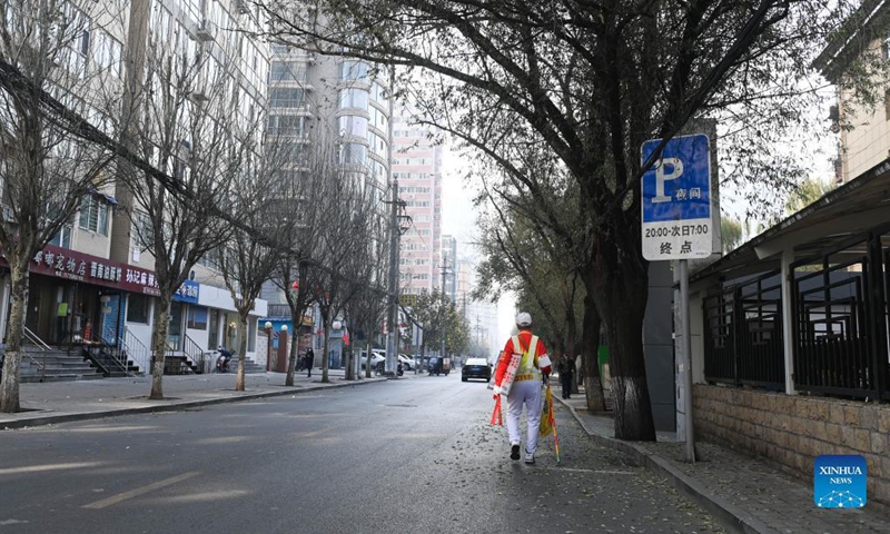 Octogenarian Ma Jinming walks to direct traffic voluntarily in Taiyuan, capital of north China's Shanxi Province, Nov. 17, 2021. Ma Jinming, 80, has kept up voluntarily directing traffic on the street for eleven years. Photo: Xinhua