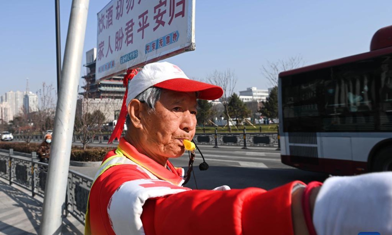 Octogenarian Ma Jinming directs traffic voluntarily in Taiyuan, capital of north China's Shanxi Province, Nov. 17, 2021. Ma Jinming, 80, has kept up voluntarily directing traffic on the street for eleven years.Photo: Xinhua