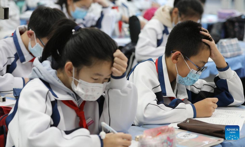 Students study in a classroom at No. 7 Middle School in Harbin, northeast China's Heilongjiang Province, Nov. 18, 2021. Harbin terminated its emergency responses to COVID-19 on Thursday and started advancing the full restoration of the normal economic and social order after the recent resurgence of COVID-19 has been subdued. Photo: Xinhua