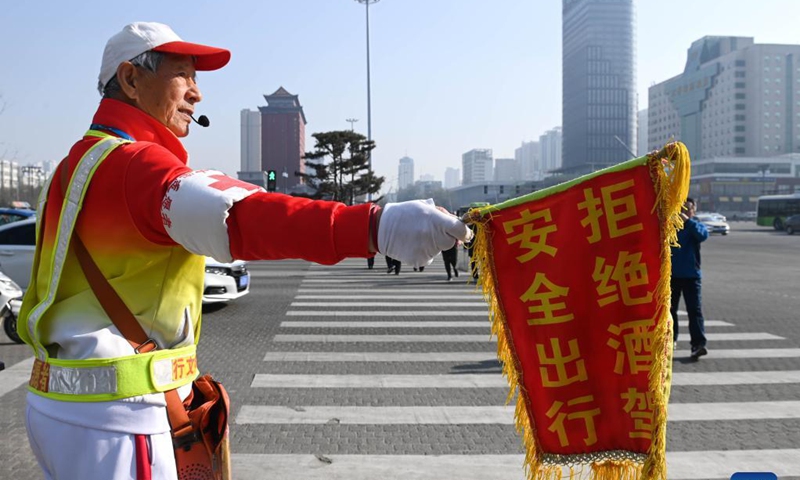 Octogenarian Ma Jinming directs traffic voluntarily in Taiyuan, capital of north China's Shanxi Province, Nov. 17, 2021. Ma Jinming, 80, has kept up voluntarily directing traffic on the street for eleven years.Photo: Xinhua