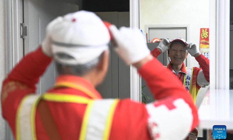 Octogenarian Ma Jinming puts on an uniform prepared by himself as he sets off to direct traffic voluntarily in Taiyuan, capital of north China's Shanxi Province, Nov. 17, 2021. Ma Jinming, 80, has kept up voluntarily directing traffic on the street for eleven years.Photo: Xinhua