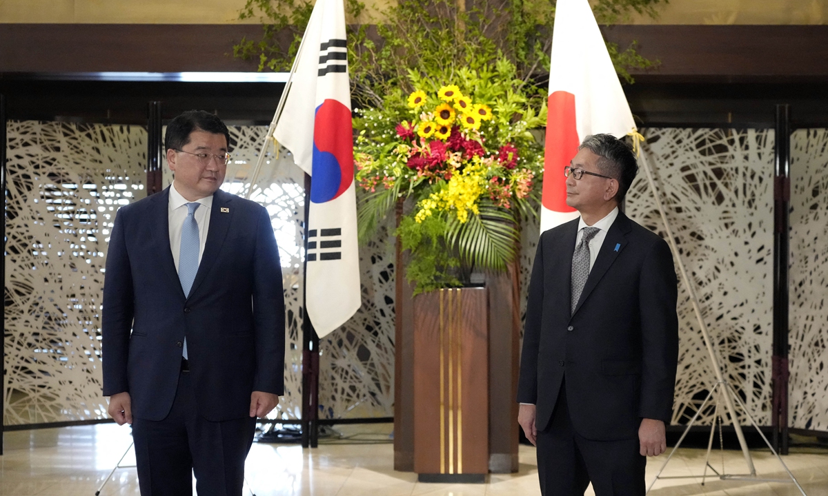 South Korea's first vice foreign minister Choi Jong-kun (L) and Japan's vice foreign minister Takeo Mori Photo: AFP
