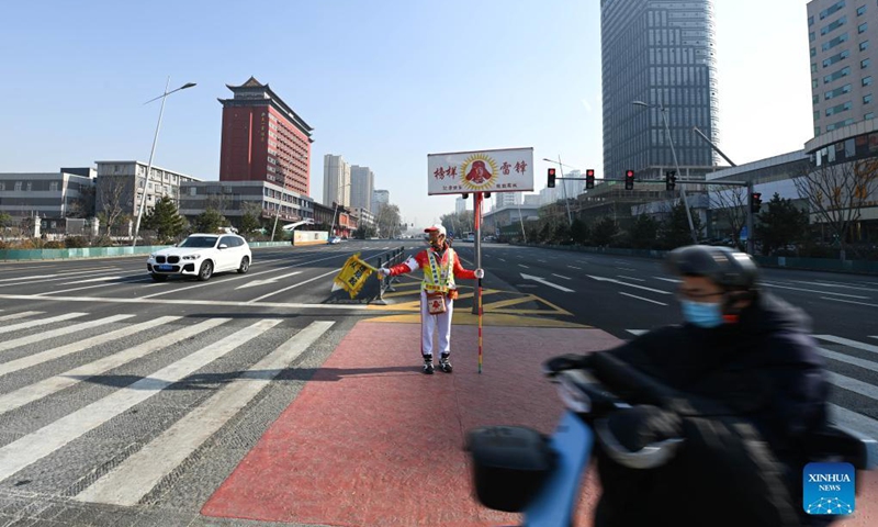 Octogenarian Ma Jinming directs traffic voluntarily in Taiyuan, capital of north China's Shanxi Province, Nov. 17, 2021. Ma Jinming, 80, has kept up voluntarily directing traffic on the street for eleven years. Photo: Xinhua