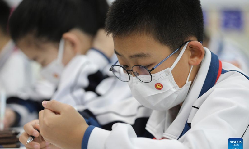 Students study in a classroom at No. 7 Middle School in Harbin, northeast China's Heilongjiang Province, Nov. 18, 2021. Harbin terminated its emergency responses to COVID-19 on Thursday and started advancing the full restoration of the normal economic and social order after the recent resurgence of COVID-19 has been subdued. Photo: Xinhua