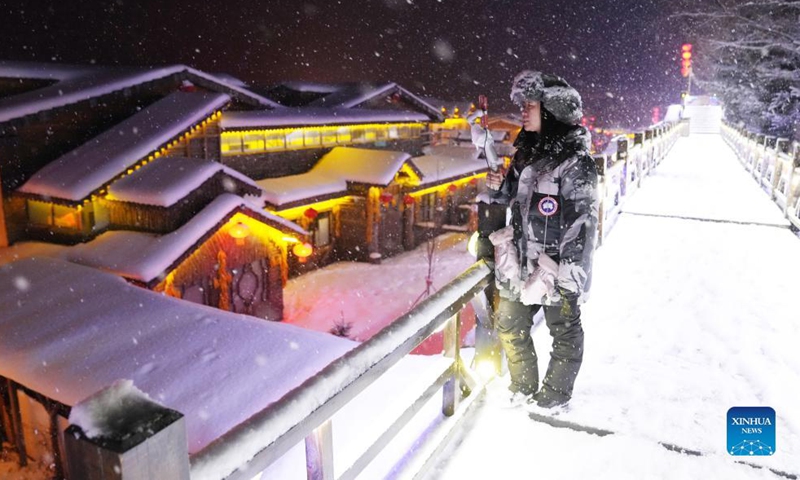 An Internet anchor conducts livestreaming at Shuangfeng Forest Farm in northeast China's Heilongjiang Province, Nov 18, 2021. Shuangfeng Forest Farm, dubbed Snow Town of China, receives up to 180 days of snow every year, and the average annual snow thickness is 2.6 meters.Photo:Xinhua