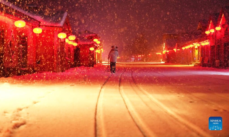 An Internet anchor conducts livestreaming at Shuangfeng Forest Farm in northeast China's Heilongjiang Province, Nov 18, 2021. Shuangfeng Forest Farm, dubbed Snow Town of China, receives up to 180 days of snow every year, and the average annual snow thickness is 2.6 meters.Photo:Xinhua