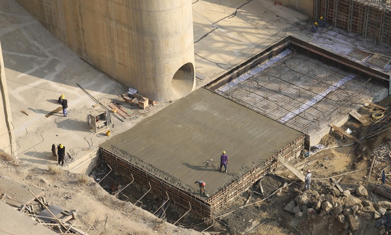 Workers work at the spillway of the Karot Hydropower Project in Pakistan's eastern Punjab province on Nov. 19, 2021.Photo:Xinhua
