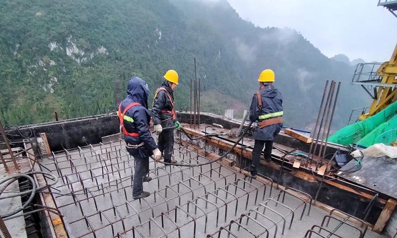 Workers pour concrete at the main tower of Tongzi River grand bridge in southwest China's Guizhou Province, Nov. 21, 2021. The main tower of the Tongzi River grand bridge was capped on Sunday. The 1,422-meter-long bridge is an important part of the Jinsha-Renhuai-Tongzi Highway.Photo: Xinhua