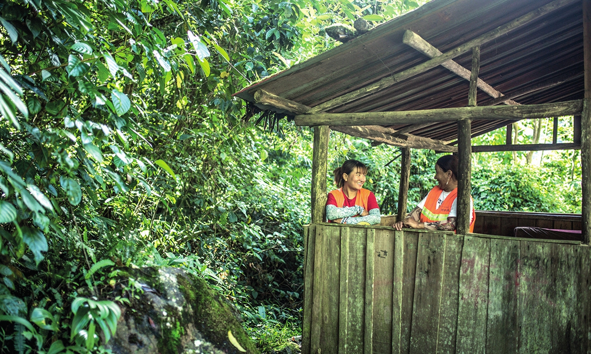 Dechen Drolma and Metog, two forest rangers in Medog, rest in a watch point near their village. Photo: VCG 