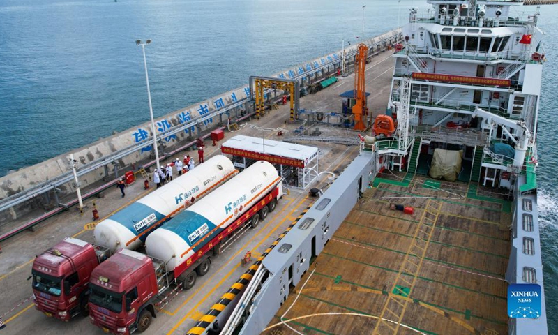 Aerial photo taken on Nov. 20, 2021 shows a berthed ship being filled with liquefied natural gas (LNG) at an LNG filling station in Macun port of Chengmai County, south China's Hainan Province.Photo:Xinhua