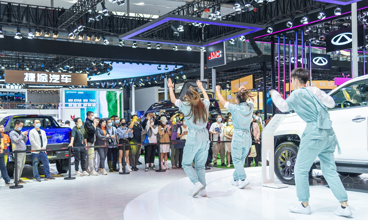 Performers stage a dance at the 19th Guangzhou Auto Show on November 20, 2021 in Guangzhou, South China's Guangdong Province. A total of 1,020 cars were on display and 54 made their global debuts at the show. Photo: VCG