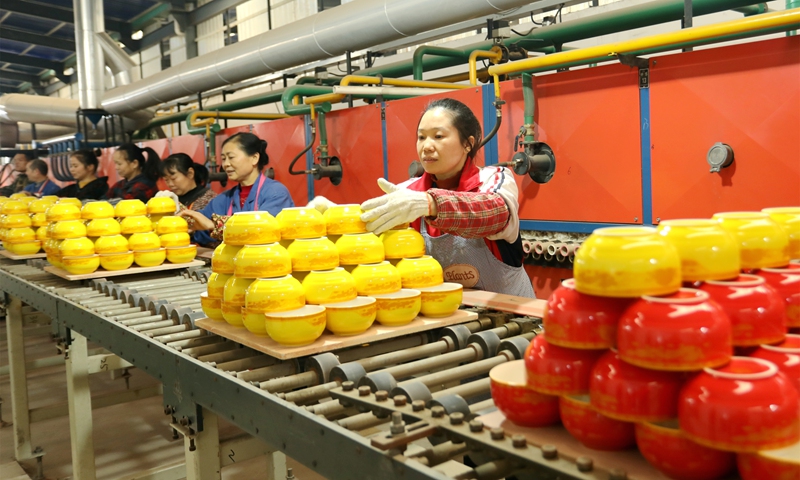Workers are busy at a porcelain workshop in Renshou county, Southwest China's Sichuan Province, on November 22, 2021. Labor-intensive enterprises in Renshou have created jobs for seasonal workers starting from early November to fill the rising number of orders. This has attracted more than 16,000 local farmers, who are in their slack season. Photo: cnsphoto