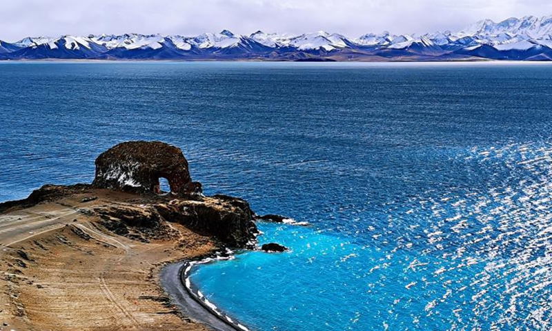 Photo taken with a mobile phone on Nov. 20, 2021 shows the scenery of Lake Namtso, southwest China's Tibet Autonomous Region.Photo: Xinhua