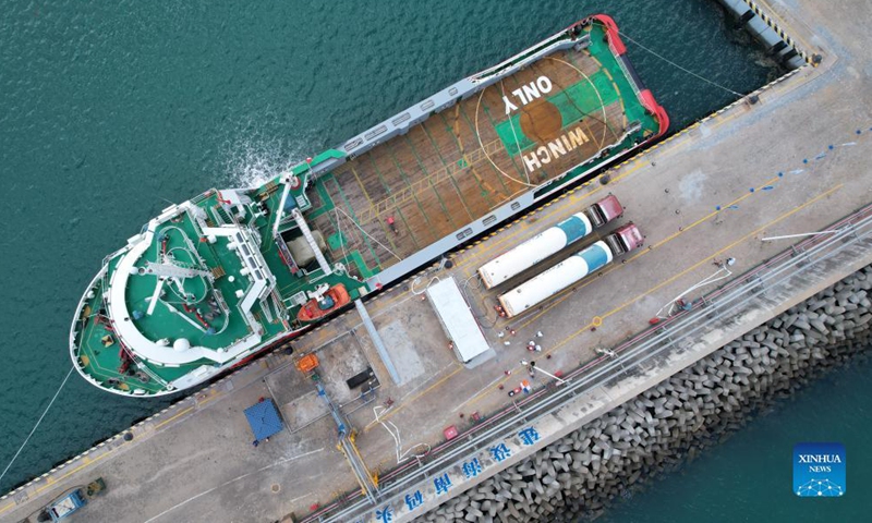 Aerial photo taken on Nov. 20, 2021 shows a berthed ship being filled with liquefied natural gas (LNG) at an LNG filling station in Macun port of Chengmai County, south China's Hainan Province.Photo:Xinhua