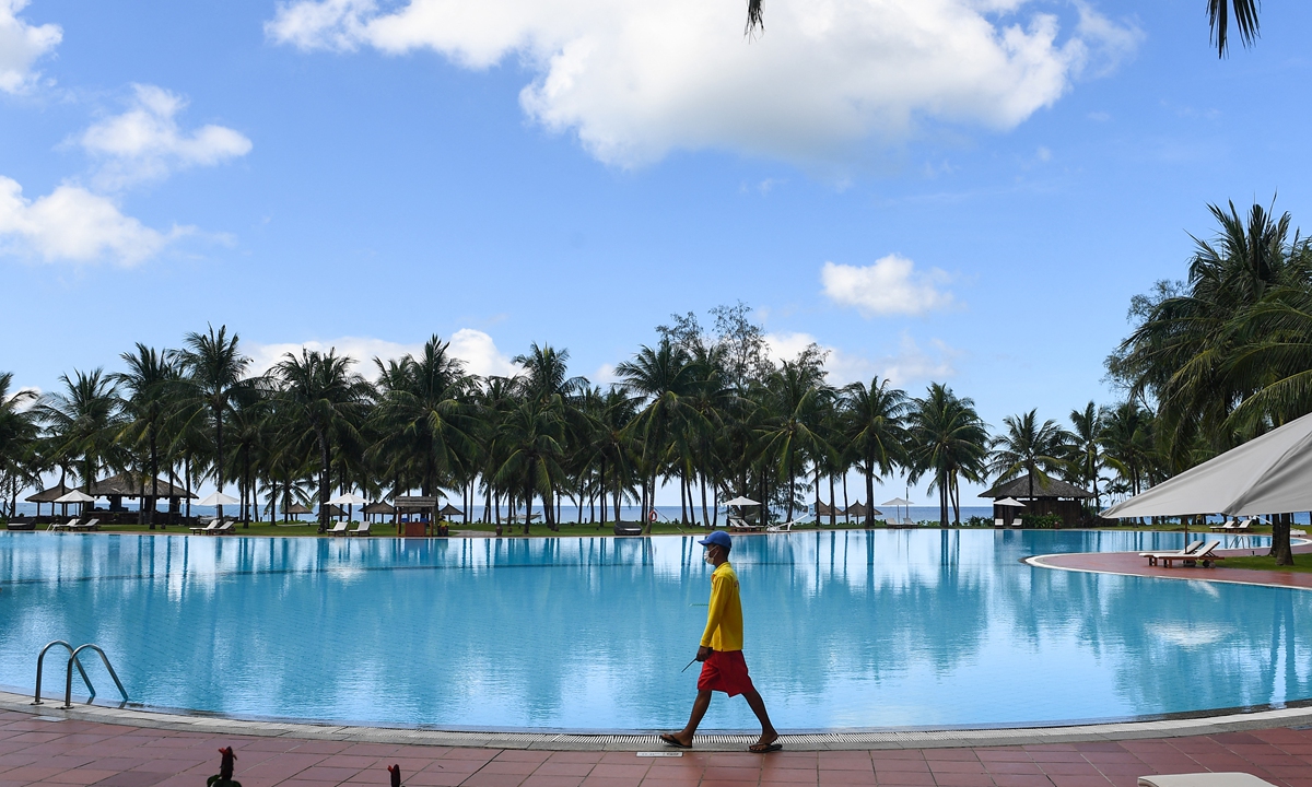 Arriving South Korean tourists receive flower garlands at Phu Quoc international airport in Vietnam on Saturday. A staff member walks past a swimming pool inside the Vinpearl resort on Phu Quoc island on Friday. Photos: AFP