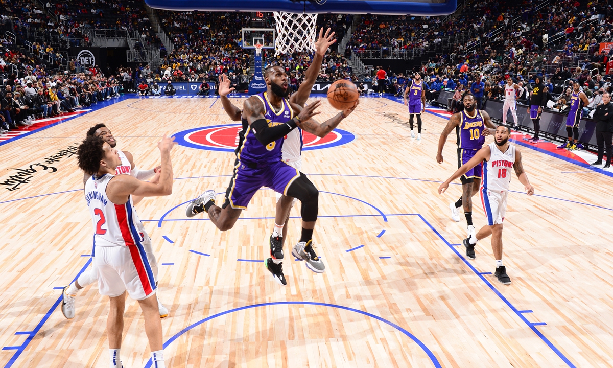 LeBron James of the Los Angeles Lakers drives to the basket against the Detroit Pistons on Sunday in Detroit, Michigan. Photo: VCG