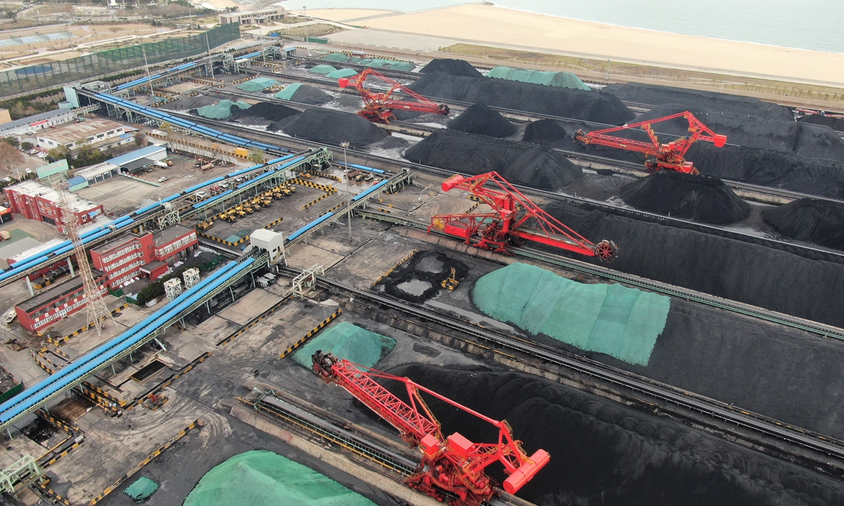 Coal piles up at the Port of Rizhao, East China’s Shandong Province on November 28, 2021. China has been ramping up the production and transportation of coal, along with oil and gas as well as renewables, to cope with the winter peak season for electricity. China State Railway Group Co transported 118 million tons of thermal coal from November 1 to 26, up 34.6 percent year-on-year. Photo: VCG