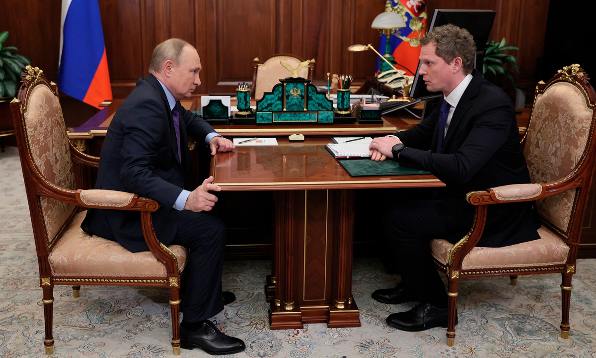 Russian President Vladimir Putin (left) listens to Federal Taxation Service head Daniil Yegorov's update on taxation operations on November 22, 2021 in Moscow. Yegorov said revenues reached 23 trillion rubles from January to October in 2021, up 37 percent year-on-year, and a 23 percent increase to 2019 levels, suggesting substantial economic growth. Photo: AFP