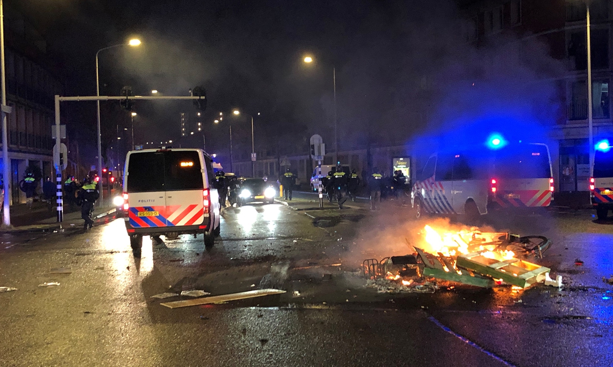 A photo shows a fire in a street of The Hague during a demonstration against the Dutch government's coronavirus measures, on November 20, 2021. Fresh rioting broke out late November 20 over the Dutch government's coronavirus measures, with rioters pelting police with stones and fireworks as protests turned violent for a second night in the Netherlands. Photo: AFP