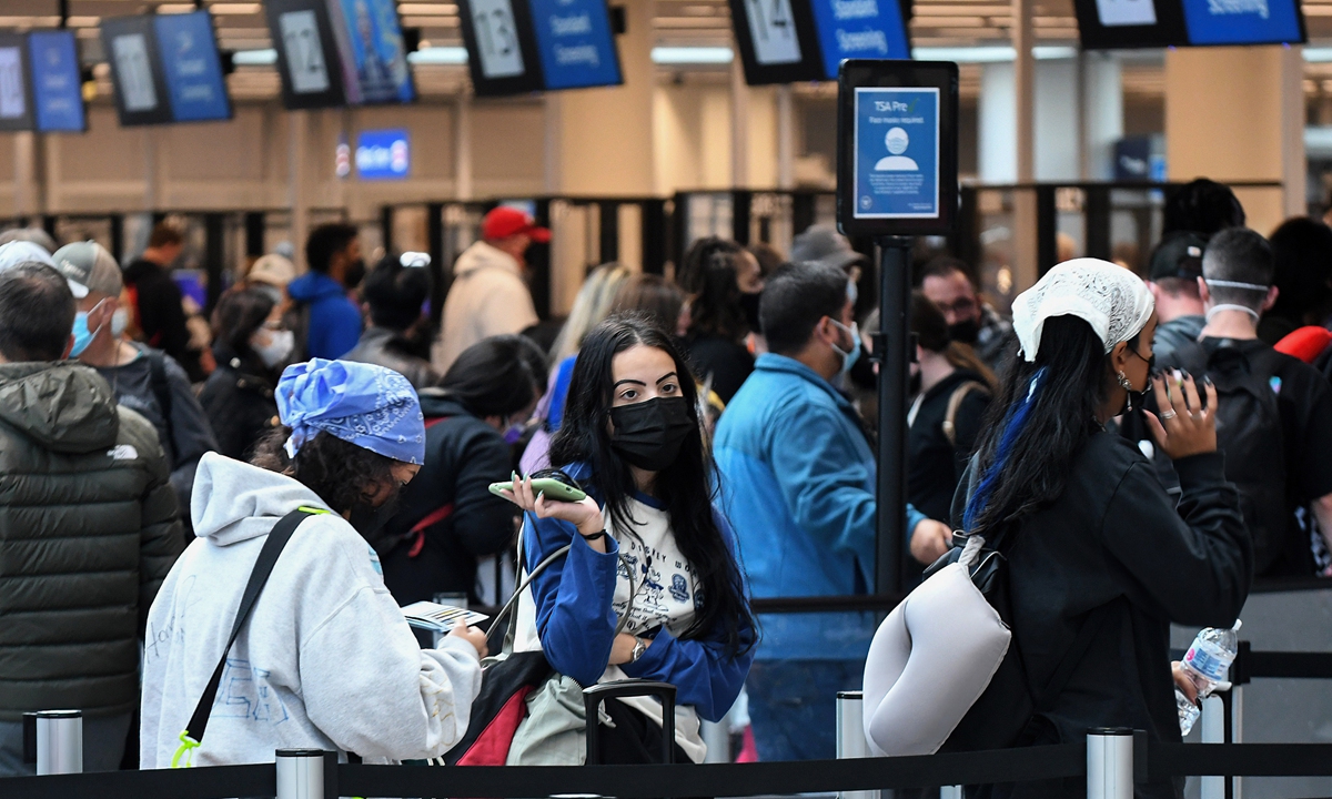 The Orlando International Airport in Florida is packed with travelers waiting in line for the Thanksgiving holiday on November 24, 2021. The US Transportation Security Administration is expecting a record number of passengers for the Thanksgiving holiday period, surpassing pre-pandemic records. Photo: VCG