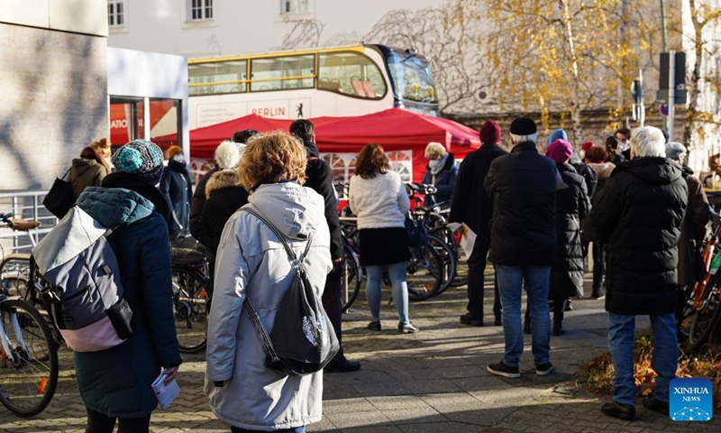 People line up to get inoculated with COVID-19 vaccines in front of a vaccination bus in Berlin, capital of Germany, Nov. 22, 2021. Berlin has launched vaccination buses in batches in a variety of locations of the city to help people get vaccinated.Photo:Xinhua