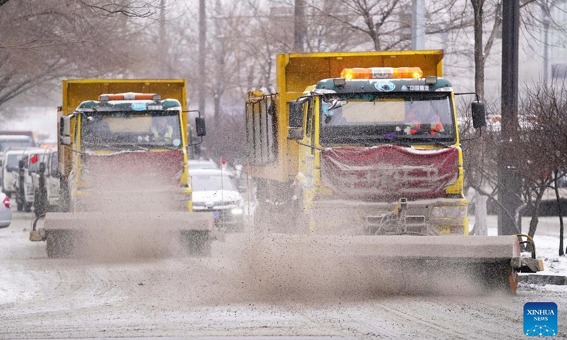 Snow ploughs clear snow from a street in Harbin, northeast China's Heilongjiang Province, Nov. 22, 2021. Blizzards hit many parts of Heilongjiang on Monday.Photo:Xinhua