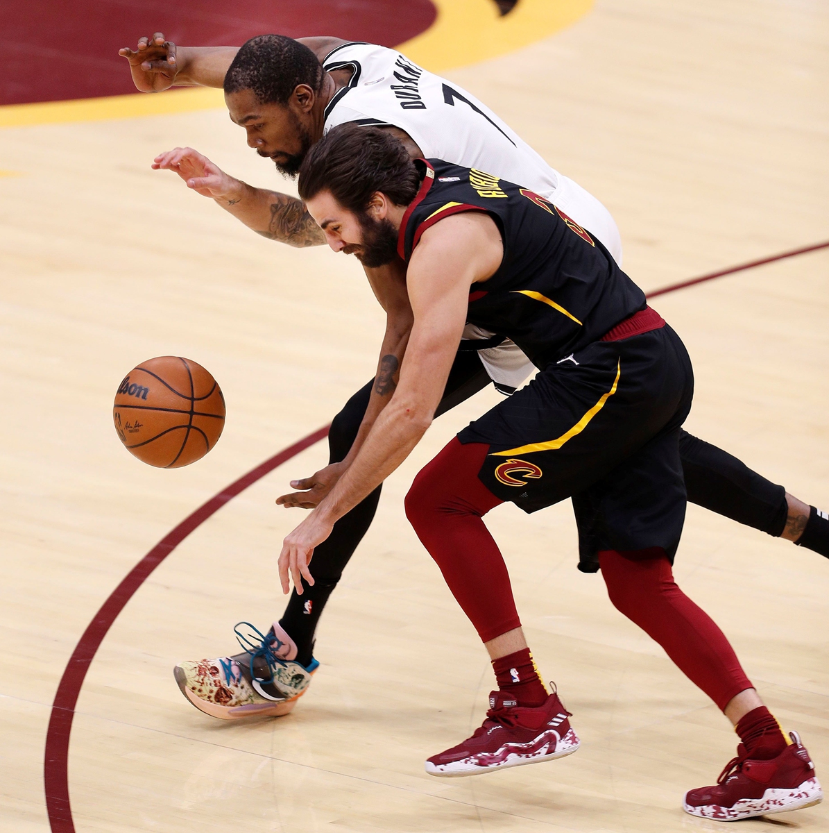 Cleveland Cavaliers guard Ricky Rubio (front) and Kevin Durant of the Brooklyn Nets chase a loose ball on Monday in Cleveland, Ohio. Photo: IC