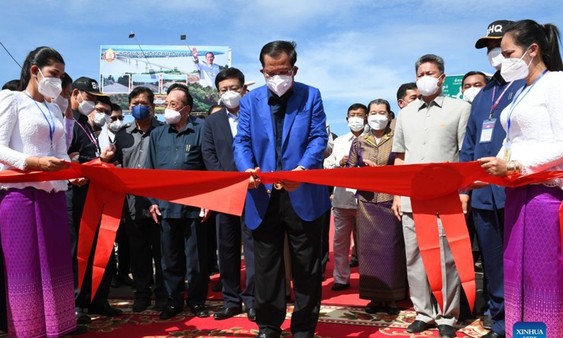 Cambodian Prime Minister Samdech Techo Hun Sen cuts the ribbon to inaugurate the eighth Cambodia-China Friendship Bridge in Stueng Trang district of Cambodia, Nov. 23, 2021. Spanning across the Mekong River and connecting Kampong Cham and Tboung Khmum provinces in southeastern Cambodia, the eighth Chinese-built friendship bridge has brought hope of development and ease of doing businesses to residents in both provinces.Photo: Xinhua 