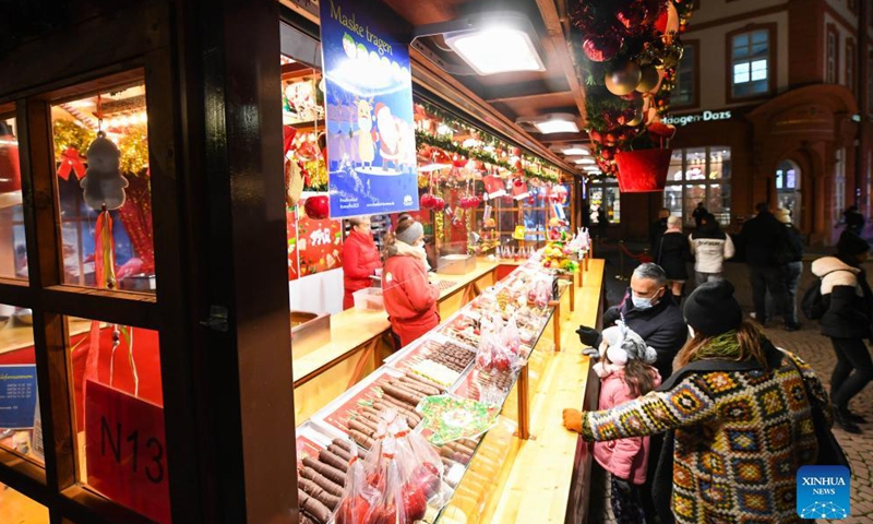 People visit the Frankfurt Christmas Market in Frankfurt, Germany, Nov. 22, 2021.Photo:Xinhua