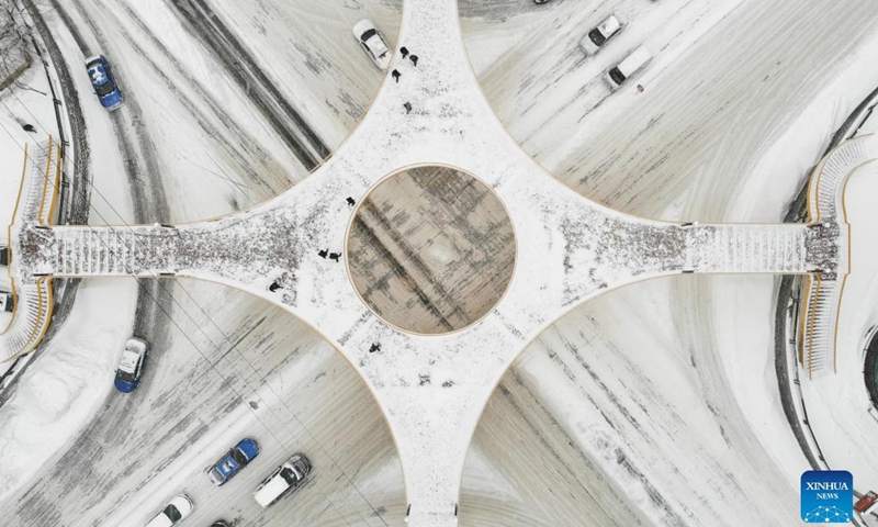 Aerial photo taken on Nov. 22, 2021 shows a snow-covered road intersection in Jixi City, northeast China's Heilongjiang Province.Photo:Xinhua
