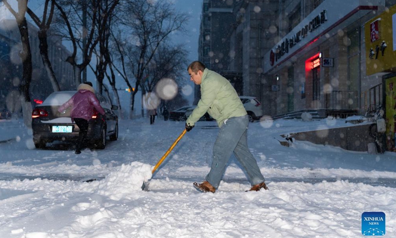 A resident clears snow in Hegang City, northeast China's Heilongjiang Province, Nov. 22, 2021. Blizzards hit many parts of Heilongjiang on Monday.Photo:Xinhua