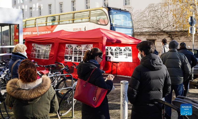 People line up to get inoculated with COVID-19 vaccines in front of a vaccination bus in Berlin, capital of Germany, Nov. 22, 2021. Berlin has launched vaccination buses in batches in a variety of locations of the city to help people get vaccinated.Photo:Xinhua