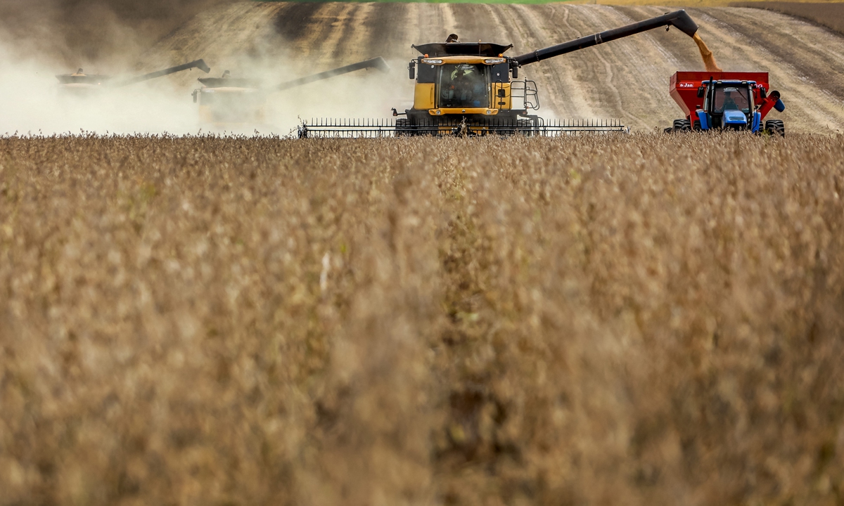 A combine harvester crops soybeans in a field at Salto do Jacui, in Rio Grande do Sul, Brazil on April 6, 2021. Photos: AFP