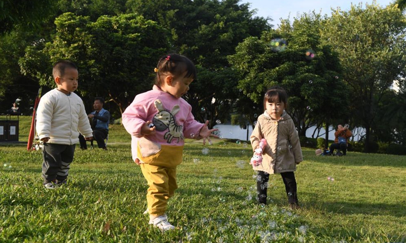 Children play near the Nanhu Lake in Nanning, south China's Guangxi Zhuang Autonomous Region, Nov. 23, 2021.Photo:Xinhua