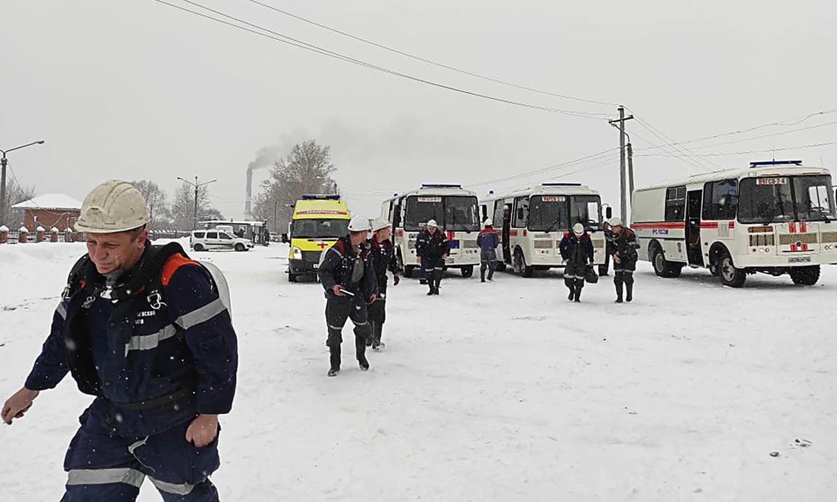 Russian Emergencies Ministry employees work at the fire site at the Listvyazhnaya coal mine in the town of Belovo, southwestern Siberia, Russia on November 25, 2021. Coal dust has caught on fire in a vent causing smoke to spread around the mine. The accident has left one casualty and over 40 injured. Photo: VCG
