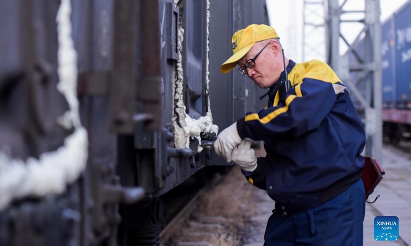 A staff member checks a train carriage at the Baotou west station in north China's Inner Mongolia Autonomous Region, Nov. 23, 2021.Photo:Xinhua