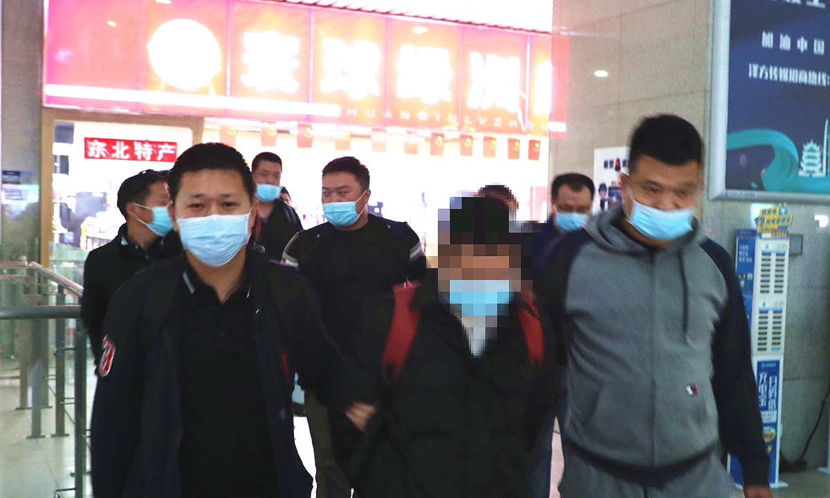 A criminal suspect (center) involved in cross-border gambling returned to China and surrendered. Photo: courtesy of international cooperation bureau of Jilin provincial public security authority