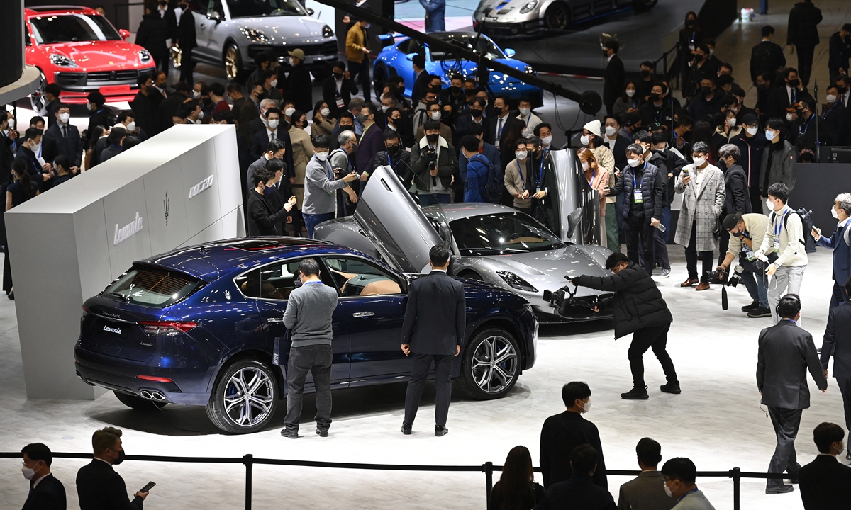 Visitors look at cars during a press preview of the Seoul Mobility Show at KINTEX exhibition hall in Goyang, South Korea on Thursday. About 100 car manufacturers and mobility companies from six different countries joined the show for its 10-day run. The show is expected to open on November 26, 2021. Photo: AFP