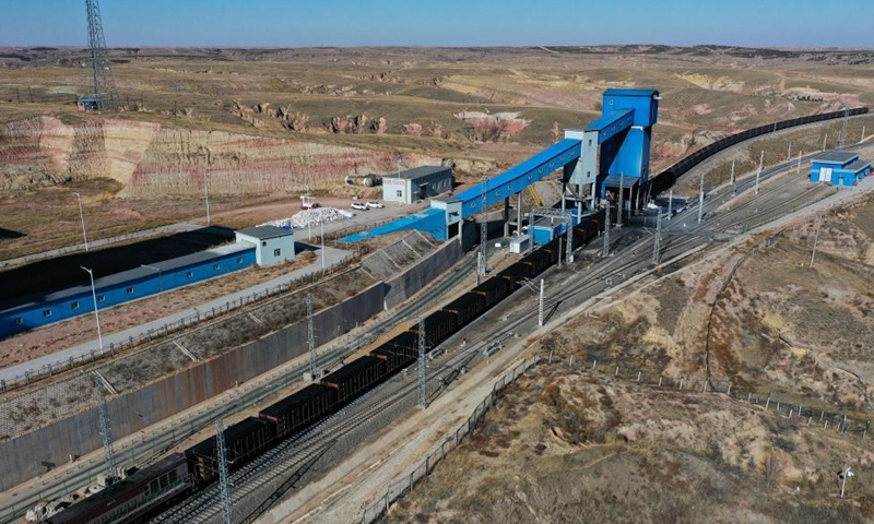 Aerial photo taken on Nov. 23, 2021 shows a train being loaded at a loading station of a coal mine in Erdos, north China's Inner Mongolia Autonomous Region.Photo:Xinhua