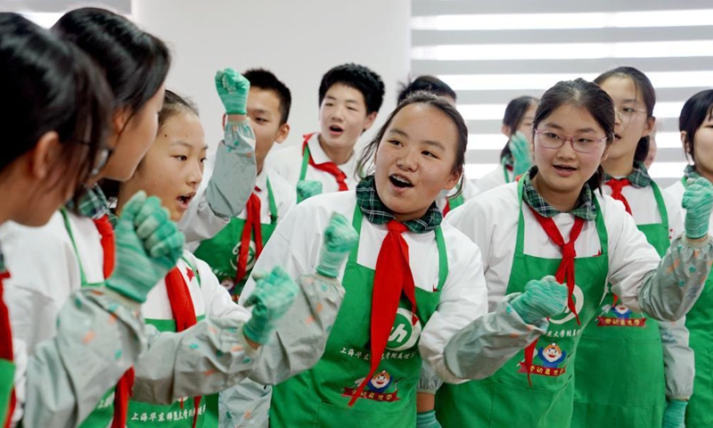 Photo taken on Nov. 24, 2021 shows Jinhua Middle School agronomy group working in their rooftop eco-garden, as part of an anniversary exhibition of the project.Photo:Xinhua