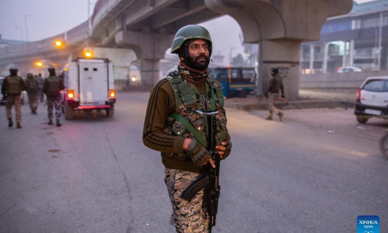 A paramilitary trooper stands guard near the site of a gunfight in Srinagar city, the summer capital of Indian-controlled Kashmir, Nov. 24, 2021. Police in Indian-controlled Kashmir said Wednesday evening they killed three militants in a gunfight that broke out in the Rambagh locality of Srinagar city. Photo: Xinhua