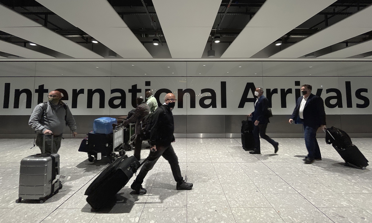International passengers walk through the arrivals area at Heathrow Airport on November 26, 2021 in London, England.  UK Health Secretary Sajid Javid said starting noon on November 26, all flights from South Africa, Namibia, Zimbabwe, Botswana, Lesotho and Eswatini will be suspended and the countries are added to the travel Red List after the detection of a new COVID-19 virus variant in some African countries. Photo: VCG