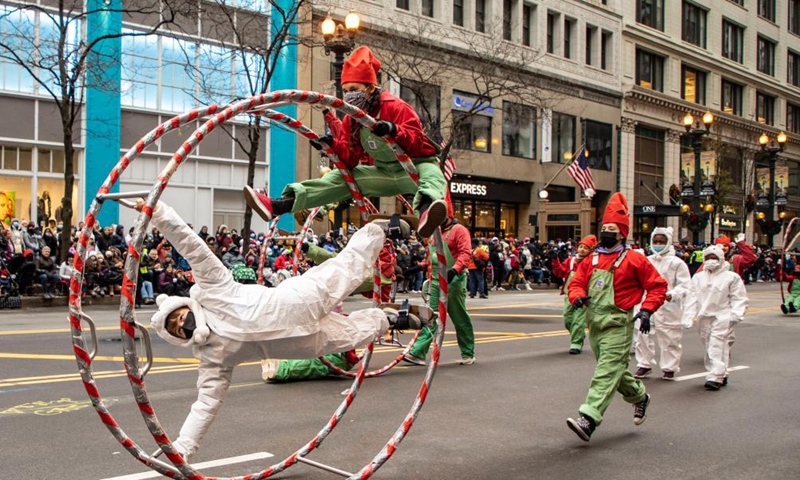 Street acrobats perform during the Chicago Thanksgiving Parade in downtown Chicago, the United States, on Nov 25, 2021. Photo:Xinhua