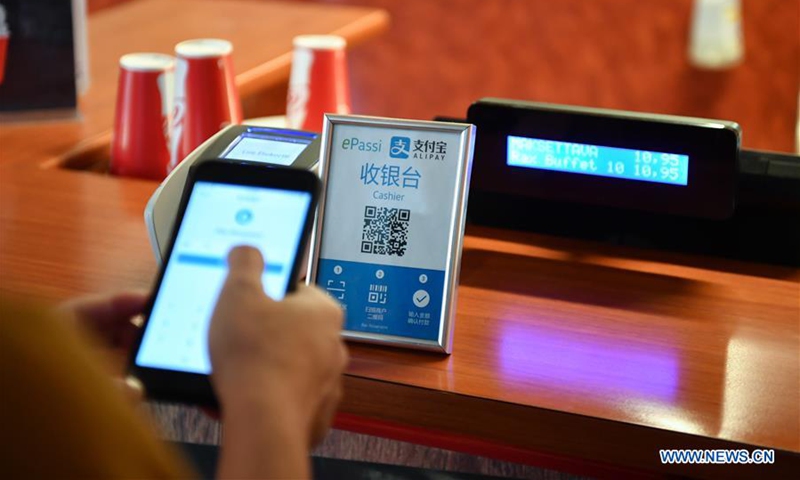 A Chinese tourist pays by scanning QR code of Alipay in Rovaniemi, Finland, Jan. 19, 2018.(Photo: Xinhua)