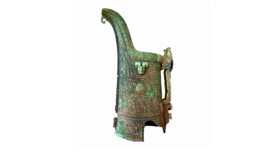 A rare bronze wine vessel weighing 13.45 kilograms dating back to the Shang Dynasty (1600-1046BC) were discovered as villagers in Miluo, Central China's Hunan Province was digging for a road construction project in November, 2021.