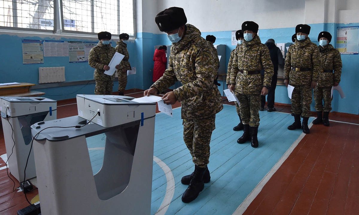Servicemen vote during Kyrgyzstan's parliamentary election in the village of Besh-Kungey outside Bishkek, Kyrgyzstan on November 28, 2021. About 1,300 candidates from 21 political parties are contesting 90 parliamentary seats in Sunday's vote. Photo: AFP
