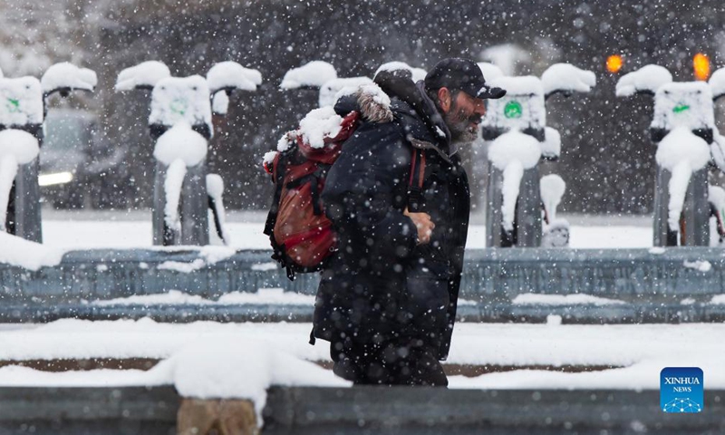 A man walks on a street during a snowy day in Toronto, Ontario, Canada, on Nov. 28, 2021.Photo:Xinhua