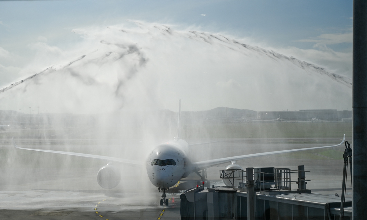 A water salute welcomes a Singapore Airlines aircraft after it landed in Kuala Lumpur International Airport (KLIA) in Sepang, Malaysia under the vaccinated travel lane for border crossing passengers in Sepang on November 29, 2021. Photo: AFP