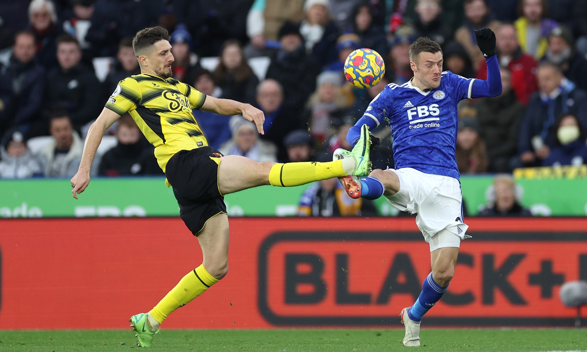 Jamie Vardy (right) of Leicester City and Craig Cathcart of Watford FC battle for possession during their Premier League match on November 28, 2021 in Leicester, England. Photo: VCG